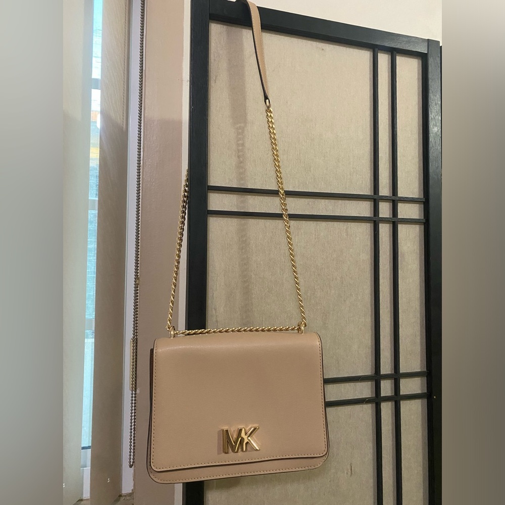 Michael Kors bag, gold chain crossbody. Color beige.